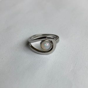 925 Sterling Silver Vintage Abstract Ring with Opal-like Stone. Size 7 - 7.25